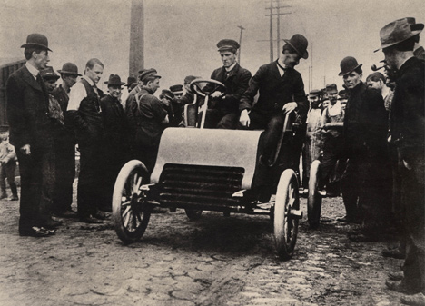 1902 :   Cadillac   .