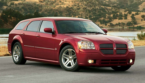 Dodge Magnum по сути — копия Chrysler 300C, вот только Magnum выпускается исключительно в кузове универсал.
